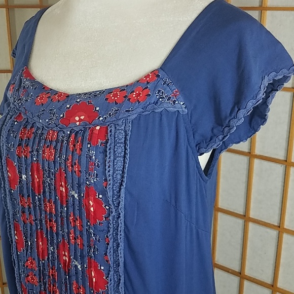 Rosalita McGee blue peasant blouse with red floral design - Picture 4 of 8
